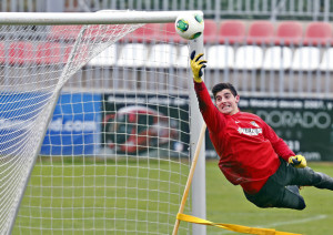 Courtois y Villa vuelven a la convocatoria tras sus respectivas lesiones