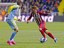 Griezmann intenta regatear a un rival del Astana