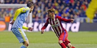 Griezmann: “Nos faltó un poco de suerte” Griezmann intenta regatear a un rival del Astana