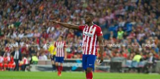 Jackson Martínez se retira en camilla con su selección Jackson pide el balón durante un partido