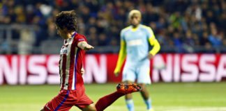 Tiago: “Dependemos de nosotros así que estamos más que vivos” Tiago patea al arco durante el partido contra el Astana