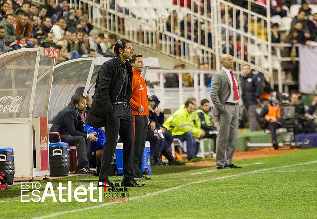 Jémez y Simeone observan el juego