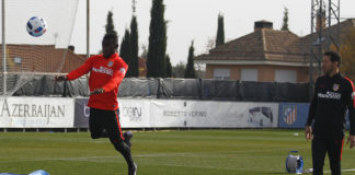 Jackson Martínez retorna a los entrenamientos con el grupo Jackson cabecea el balón durante un ejercicio