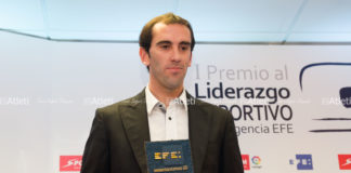 Godín: «La eliminatoria pasa por lo que hagamos en Holanda» 20161502-Godín-Agencia EFE-Premio Liderazgo Deportivo-Entrega Trofeo