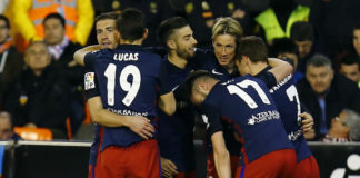 El Atleti gana en Mestalla y persigue la estela del Barça