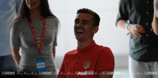Griezmann se cuela en la rueda de prensa de Koke