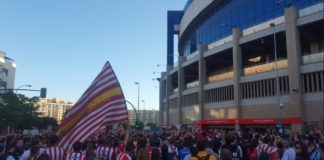 Miles de aficionados piden que siga el Cholo en el Calderón