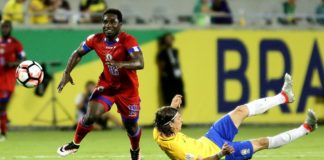 Filipe Luis disputó todo el partido con Brasil