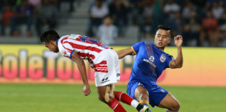 Javi Lara tira del Kolkata Vipin Pawar / ISL/ SPORTZPICS