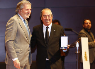 Adelardo recibe la Medalla al Mérito Deportivo