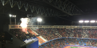 Los hinchas del PSV encendieron bengalas en el Calderón