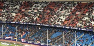 El Vicente Calderón calló como protesta por el cambio de escudo