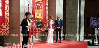 Cristina Cifuentes recibe al equipo femenino en la Puerta del Sol
