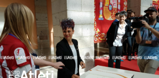 Amanda: «A la presidenta de la Comunidad le queda mejor la camiseta del Atleti»