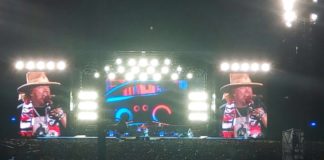 Guns n’ Roses despidió el Vicente Calderón con una bufanda del Atleti