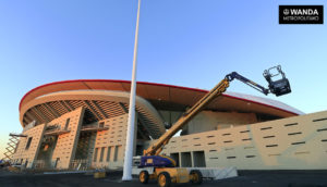 Colocación del mástil de la bandera en el Wanda Metropolitano