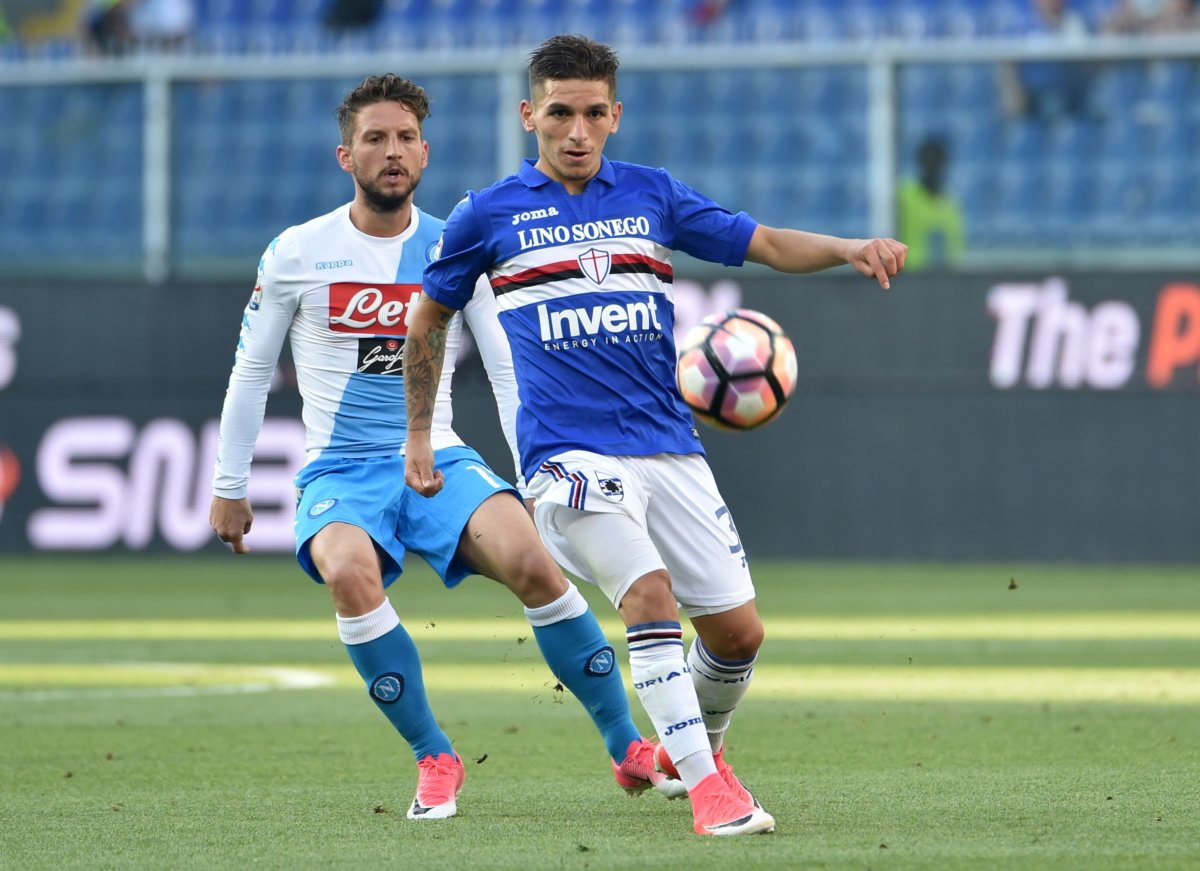 GENOA, GE - MAY 28: Lucas Torreira (Sampdoria) and Dries Mertens (Napoli) during the Serie A match between UC Sampdoria and SSC Napoli at Stadio Luigi Ferraris on May 28, 2017 in Genoa, Italy. (Photo by Paolo Rattini/Getty Images)