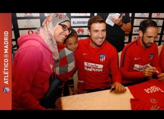 Los jugadores del Atleti firmaron autógrafos para los hinchas egipcios