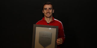 Griezmann recibe la placa conmemorativa de los 200 partidos Antoine Griezmann decide quedarse en el Atleti