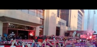 Multitudinario recibimiento al Atlético en su hotel Multitudinario recibimiento al Atlético en su hotel