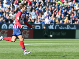 Griezmann tira del carro Griezmann celebra su gol de falta en Butarque | Foto: Ángel Gutiérrez - Atlético de Madrid.