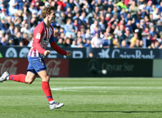 Griezmann tira del carro Griezmann celebra su gol de falta en Butarque | Foto: Ángel Gutiérrez - Atlético de Madrid.