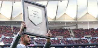Koke recibió la placa que atestiguan sus 400 partidos como atlético