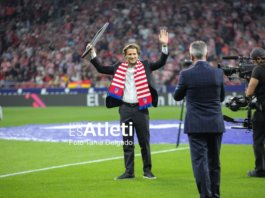 El Atlético de Madrid entregó su placa conmemorativa a Forlán